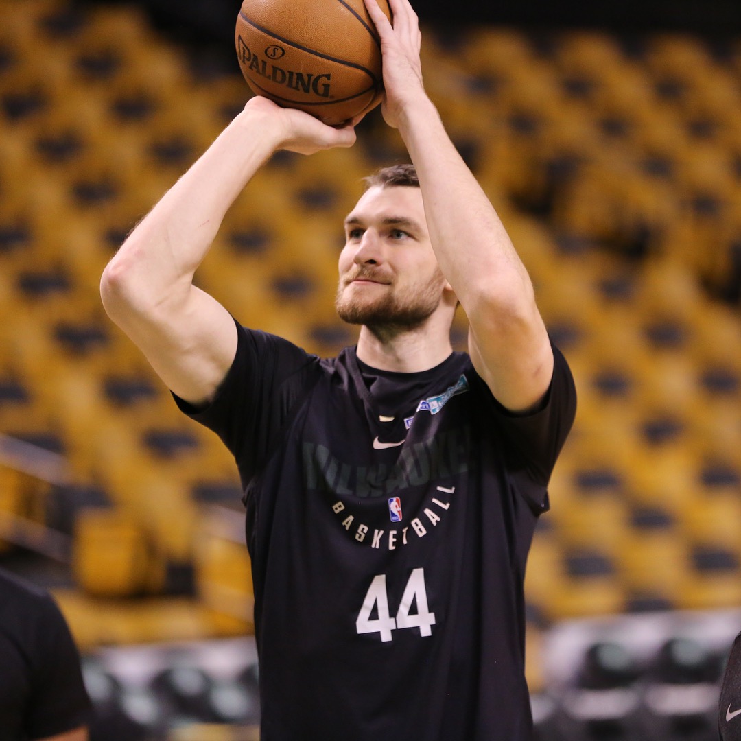 里程碑夜密尔沃基雄鹿刷新队史纪录；社区盾今晚刷纪录；气氛紧张；更衣室氛围转暖的简单介绍