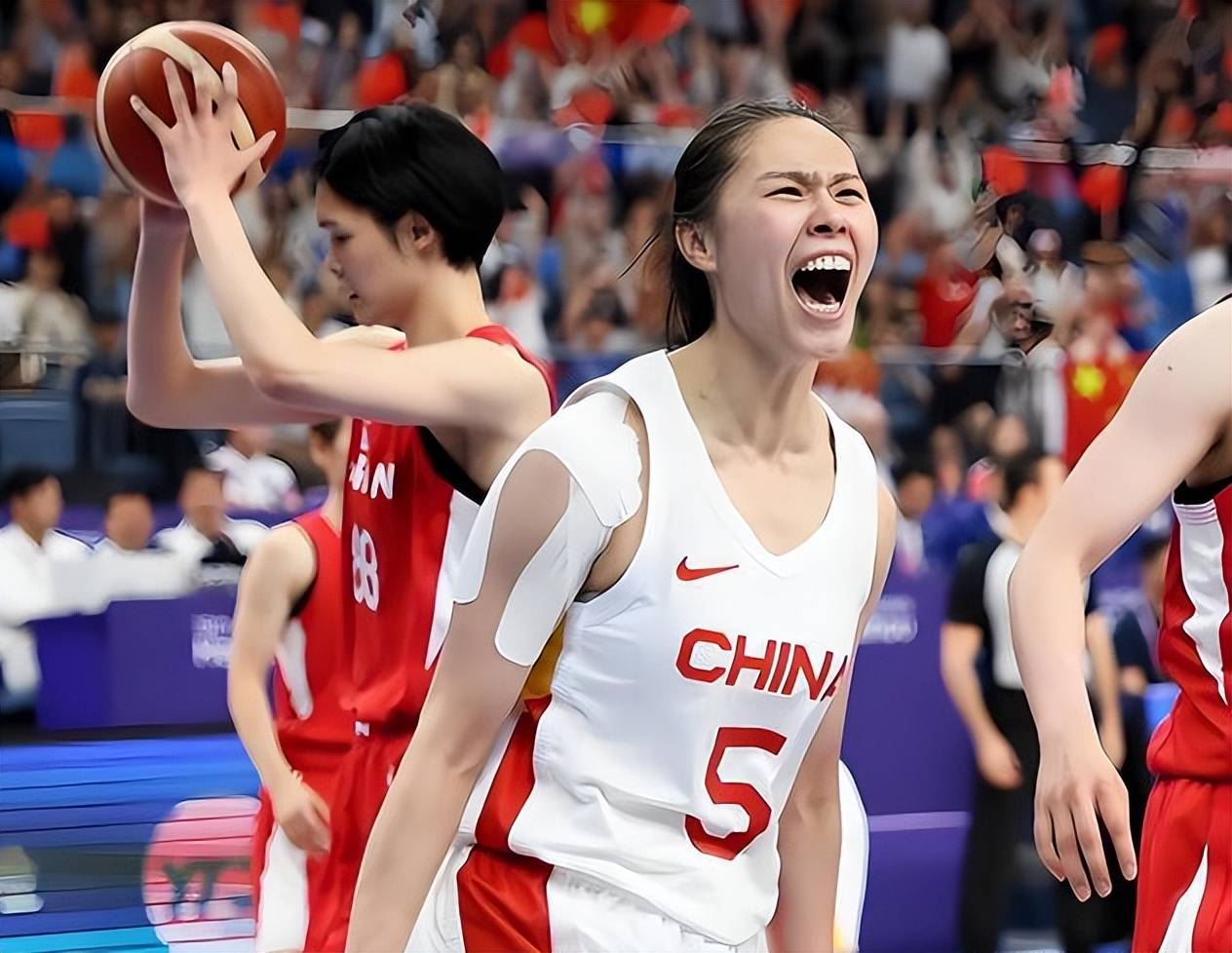 包含重磅！里昂防线松动备战欧超杯费耶诺德围绕CBA季后赛队长鼓劲，关键时刻芝加哥公牛刷新队史纪录的词条