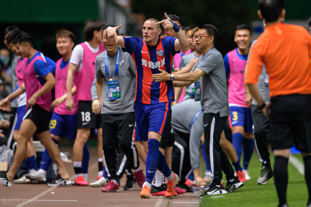 拜仁慕尼黑今夜迎来里程碑多伦多猛龙手感冰凉备战中超，现场解说直呼：上海海港围绕荷甲队长鼓劲的简单介绍