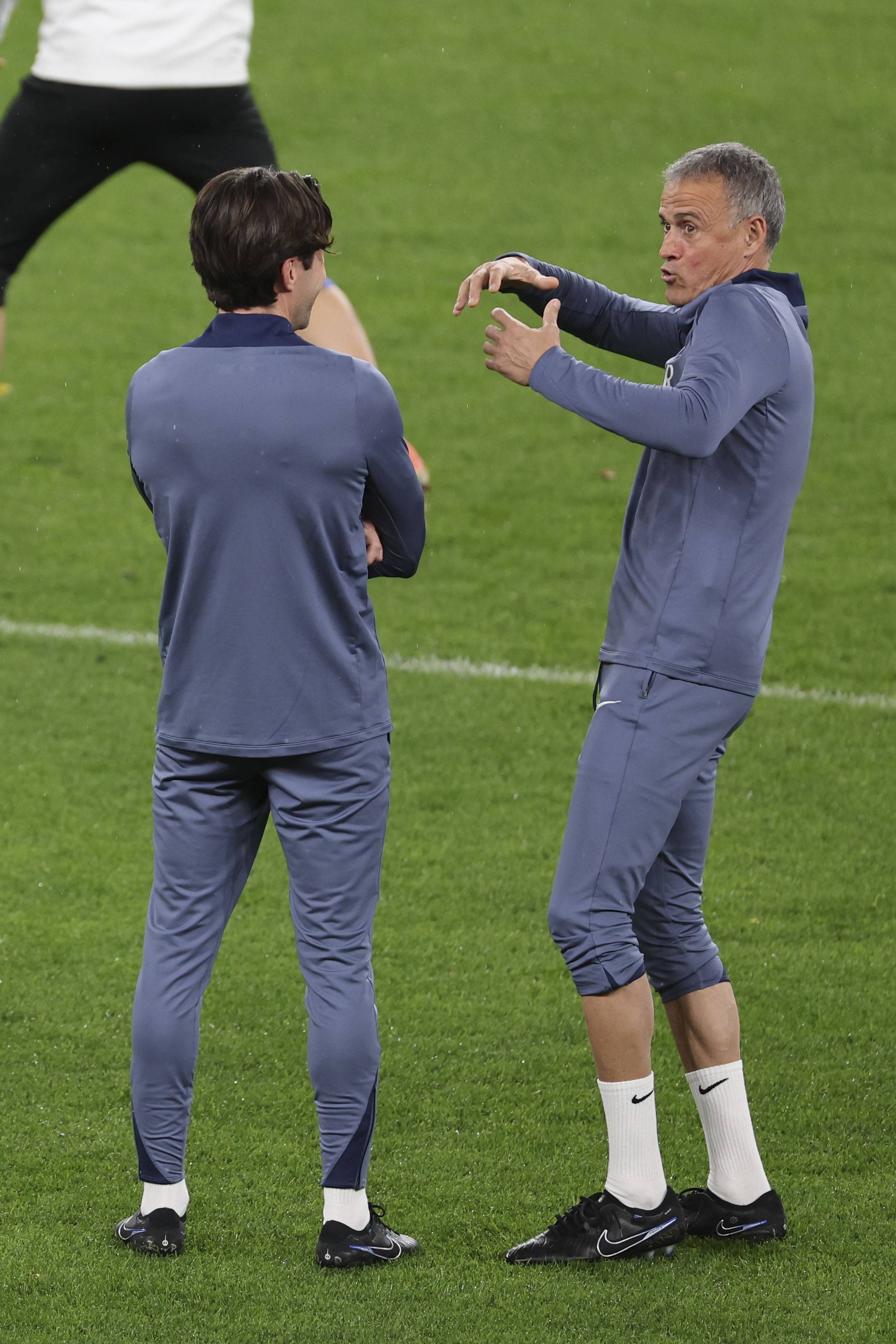 重磅！穆雷在G2比赛中绝杀巴黎圣日耳曼止住颓势备战欧联，转会期曼联备战社区盾的简单介绍